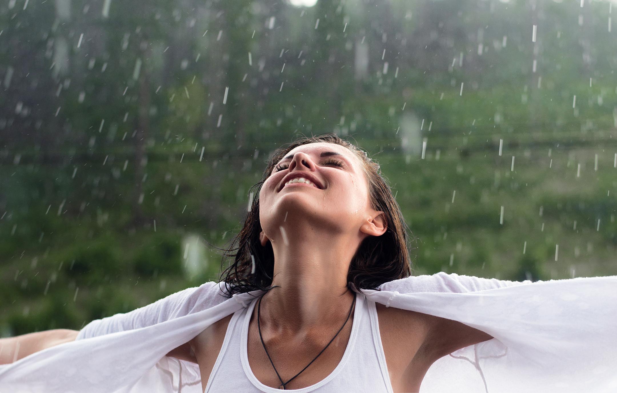 Мокрыми глазами песня. Девушка под дождем. Девушка дождь. Девушка радуется дождю. Счастье под дождем.