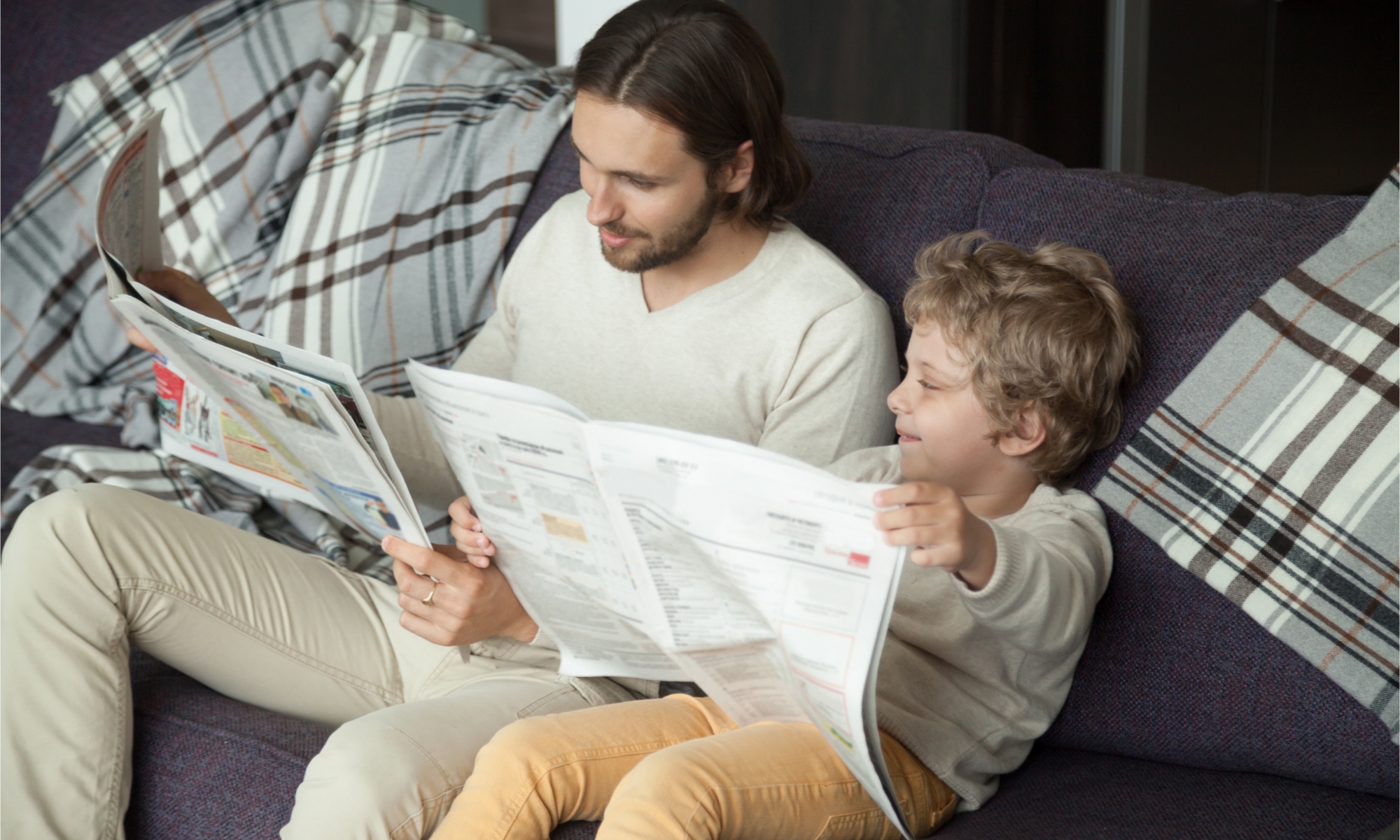 Kid son. Папа на диване читает газету картинка.